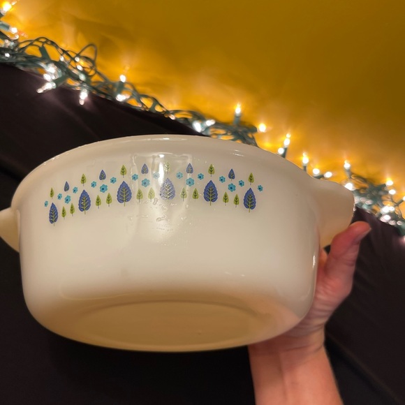 Mid century modern milk glass casserole raised lid - Picture 4 of 10